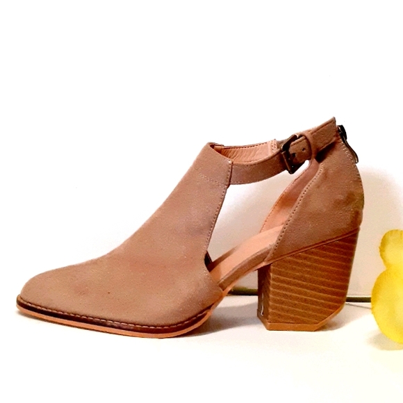 Gameday COUTURE Shoes - SUEDE Cut-Out Point-Toe Ankle Bootie NWOT